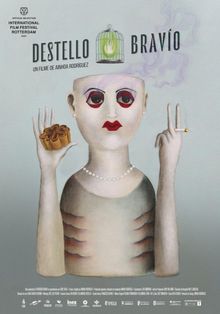 Cartel del largometraje Destello Bravio en el que aparece una ilustración de un personaje surrealista que representa a una mujer de 50 . tiene la coronilla cortada fuma y tiene un pastel en una mano.
