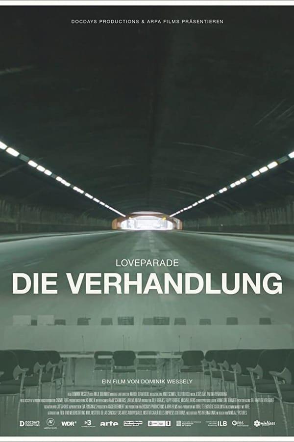 Cartel del documental El caso loveparade donde aparece una imagen compuesta entre el túnel donde ocurrió la tragedia y una sala de juicio.