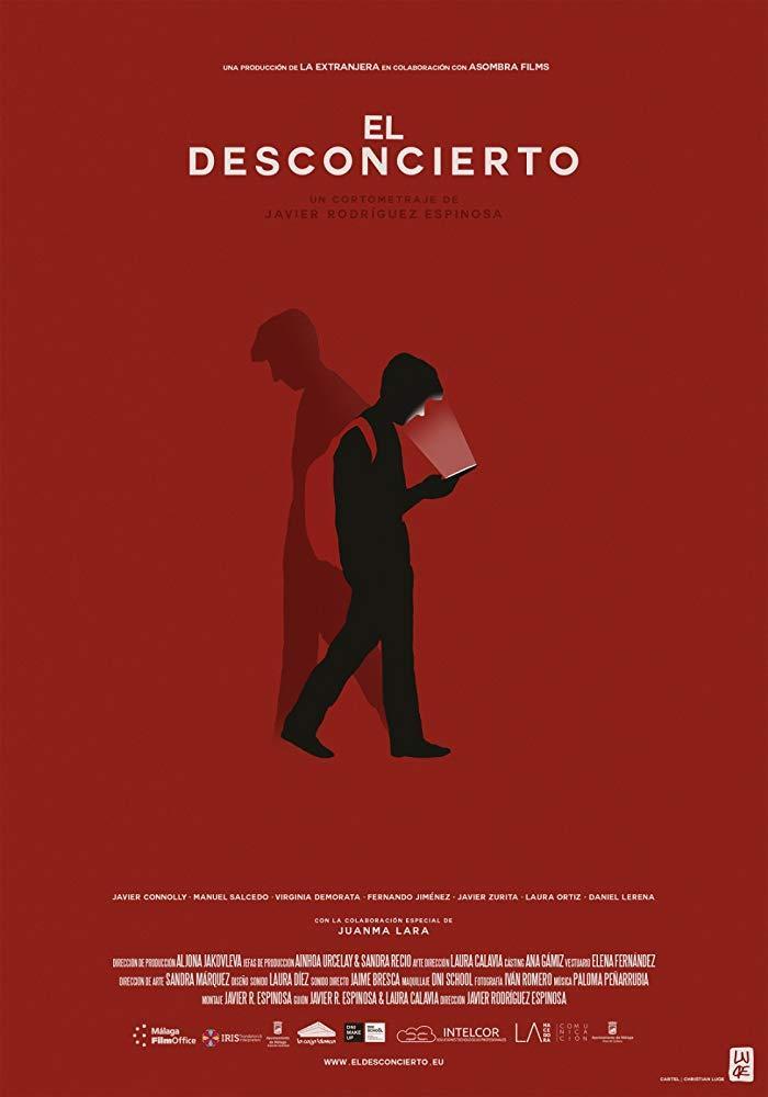 Cartel del cortometraje El desconcierto, en el que aparece la silueta de un adolescente con una mochila mirando el móvil. La luz del móvil le ilumina la cara mientras su sombra va en dirección contraria.