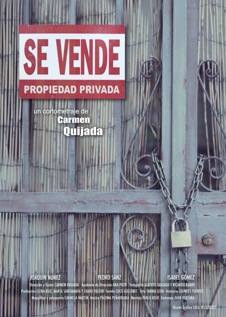 Cartel del cortometraje Propiedad Privada, en el que aparece una puerta de reja cerrada con una cadena y un candado, con un cañizo detrás y un cartel de SE VENDE - PROPIEDAD PRIVADA
