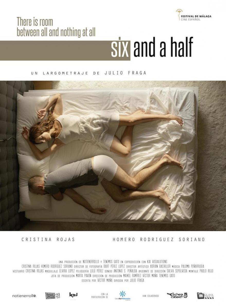 Cartel del largometraje Seis y Medio. Plano cenital de una pareja durmiendo en pijama en su cama.