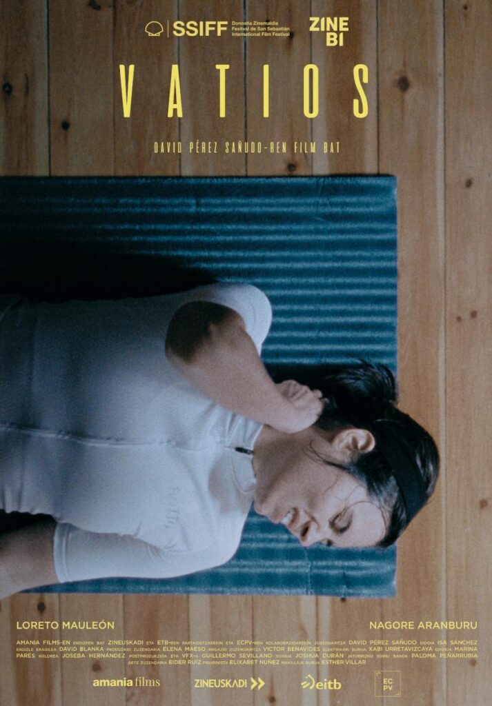 Cartel del cortometraje Vatios, en el que aparece atleta olimpica de bicicleta tumbada en el suelo con una mano sobre su cuello y cara de dolor.