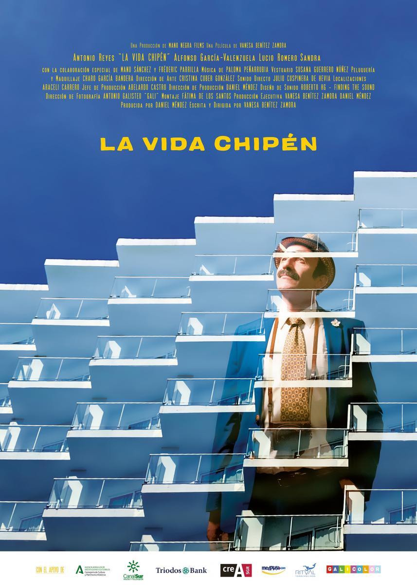 Cartel del largometraje La vida Chipén. Foto de los balcones de un hotel con la silueta de un fotografo dibujada sobre ésta.